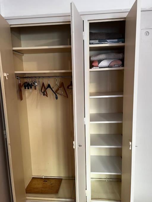 Robs Appartement In Center Бурж Екстериор снимка