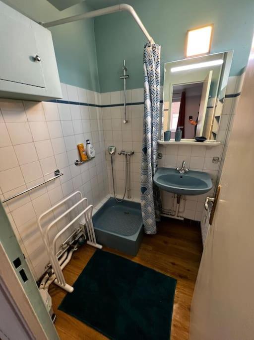 Robs Appartement In Center Бурж Екстериор снимка
